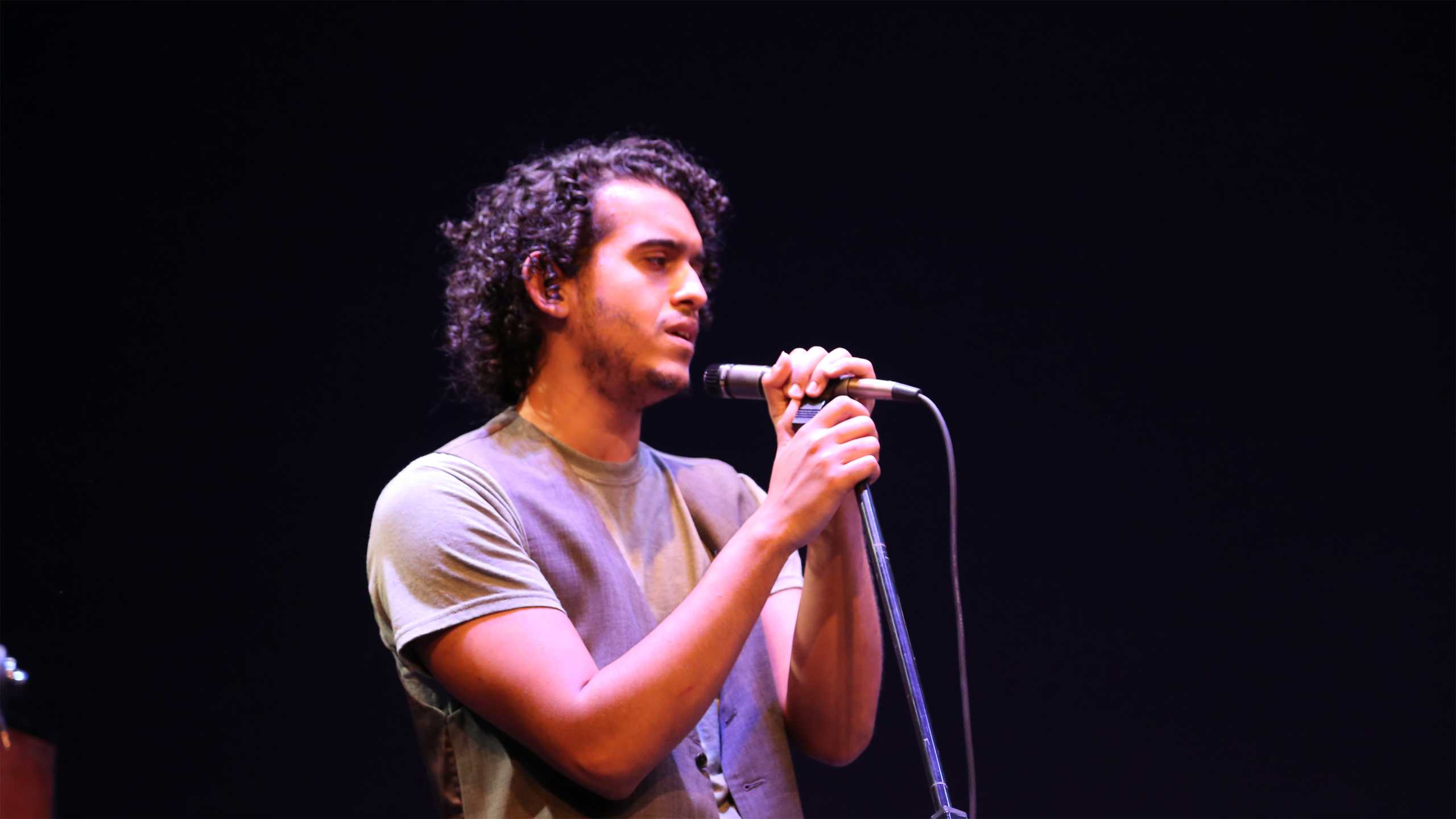 Julio Batista performing